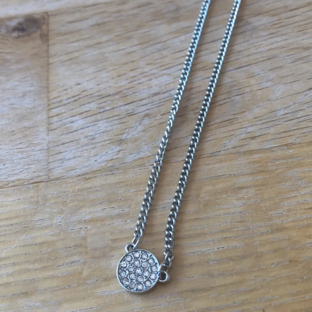 Fint silver halsband som är i nyskick (: Fråga på om det är nåt🫶. Accessoarer.