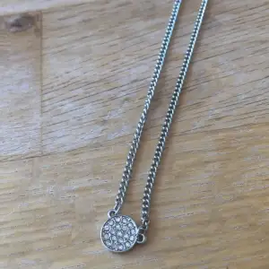 Fint silver halsband som är i nyskick (: Fråga på om det är nåt🫶