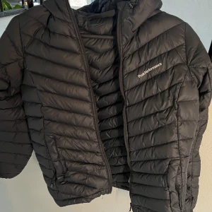 Peak Jacka samt väst - En Peak performance väst i storlek M- knappt använd så i nyskick. Jacka i storlek M använd men i fint skick. 