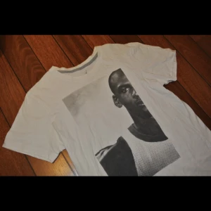 Jordan Tshirt  - Jordan T-shirt med bild på Michael Jordan på framsidan. Storlek M. Varan är i gott skick och knappt använd