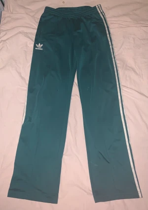 Träningsbyxor  - Mörkgröna Slitage längst ner, använda Köparen står för frakt 😇