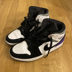 Jordan 1 - Säljer dessa skorna i strl 42. Fint skick, dock lite creasade framtill men inget märkvärdigt😊 Hör gärna av er för fler frågor!!