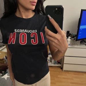 Dsquared T-shirt UNISEX - KOPIA  XS/S herr/ S/M dam  Det står M på lappen  Nyskick, använd kanske enstaka gånger. Mörkblå med häftigt tryck, trycket är i annat material.