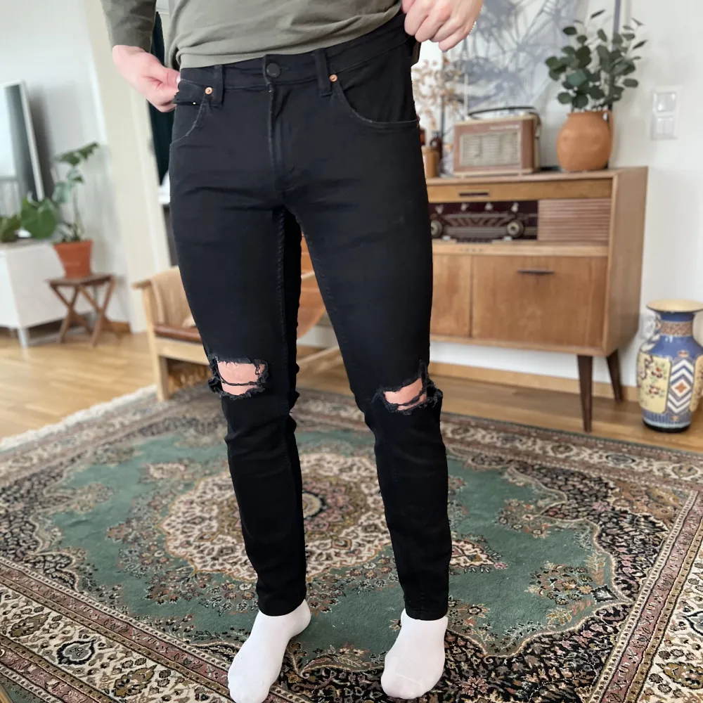 Svarta jeans från LAGER157  Stretch, otroligt goda att använda 😍 Han på bilden är 190cm! Storlek: XL  Pris : 100,- . Jeans & Byxor.