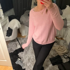 Stickad tröja - En rosa stickad tröja ifrån only i storlek Xs. Knappt använd och därför i mycket bra skick. 