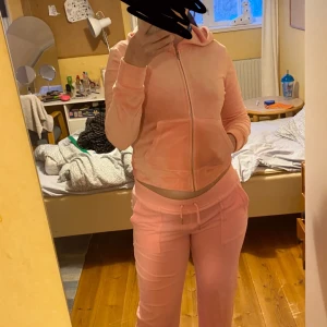 Juicy couture kofta - Rosa juicy couture kofta. Storlek S. Skriv för fler bilder eller frågor, köpare står för frakt❤️ Den är köpt i USA så det är en annan modell men äkta✨