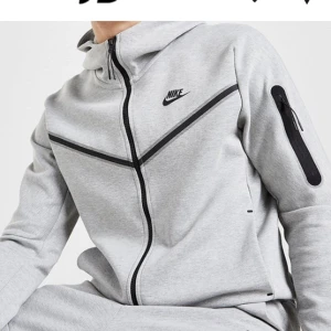 Nike Tech kofta  - Säljer min Nike T kofta då den inte kommer till användning. Köpte för 1400 kr säljer den för 300 kr