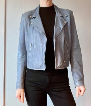 Skinnjacka Mc-modell - Supersnygg skinnjacka Crocker. Perfekt inför våren.  Nypris 3199 kr. Helt i nyskick. 