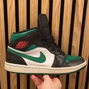 Nike Jordan 1 mid pund green - Säljer mina Jordan 1 mid då de är för små. Inga skador på skon och Inge crease. De ända som syns är att sulan är lite gul