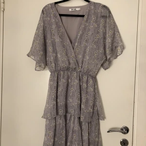 Jättefin sommarklänning - Säljer denna fina klänning då den inte kommer till användning. Den är sparsamt använd då jag bara använt den en gång. Köptes för 899kr!