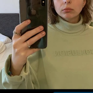 Polo tröja  - Ljus grön polo tröja, lite tunnare material än en vanlig hoodie eller sweatshirt. Stl 38. Knappt använd 