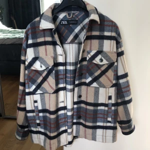 Jacka från Zara  - Rutig vinröd/mörkblå/beige jacka från Zara i jättefint skick! Perfekt till våren! Strl xs men oversized så passar från xs-s ❤️ Tryck inte på köp nu utan skriv vid intresse 🌈🍒