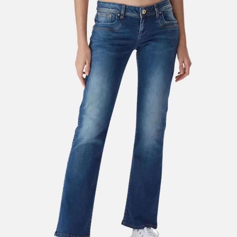 SÄLJER!! Mina jeans från ltb i strl 26/32. Beställde dem från zalando utomlands (kan ej returnera).💕Säljer därför för ungefär samma pris som jag köpte dem eftersom de max kommer vara prövade och ha lappar på!🥰. Jeans & Byxor.