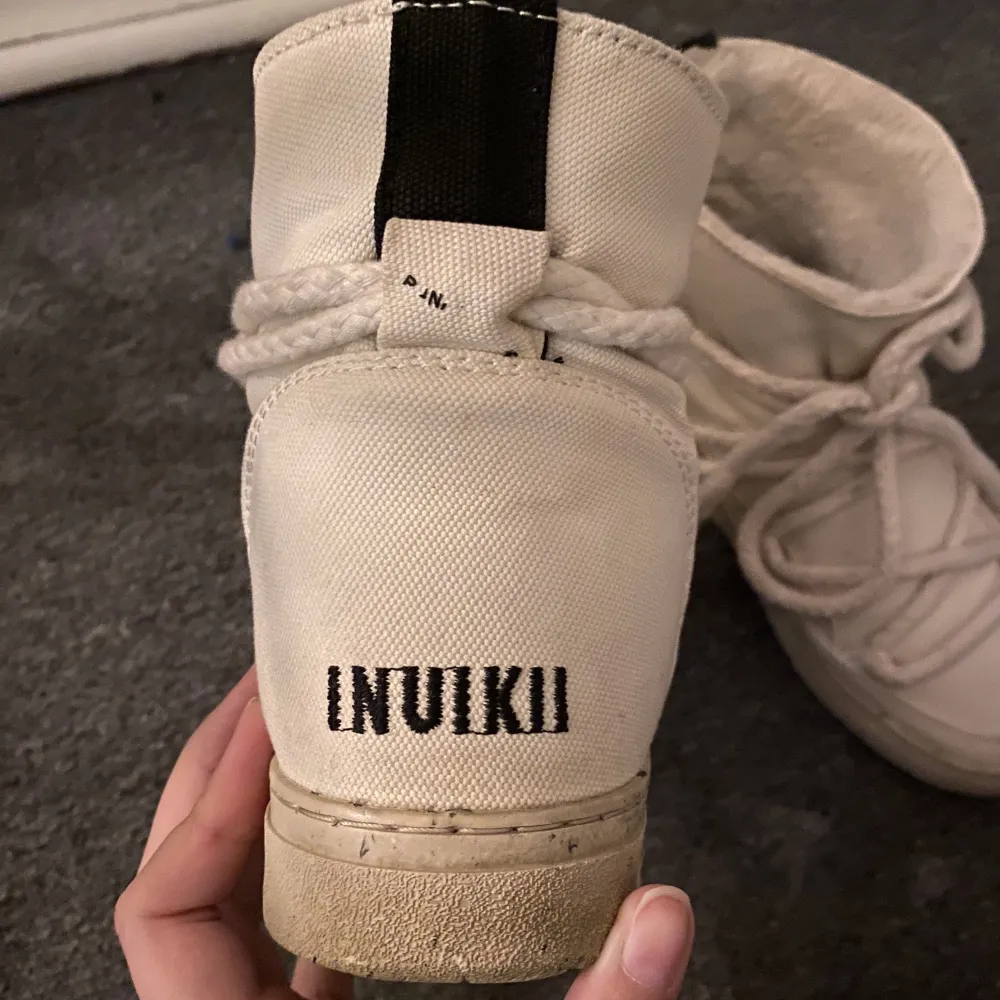 Säjer de här superfina inuikii skor! De är i väldigt bra skick! 😍 köparen står för frakten! . Skor.