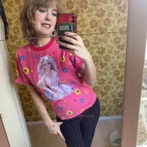 BARBIE T-SHIRT - As cool Barbie t-shirt köpt på en marknad. Säljer då den tyvärr inte kommer till någon användning. Fint skick bara lite skrynklig.☺️(strl XL men sitter mer som en S/M) 