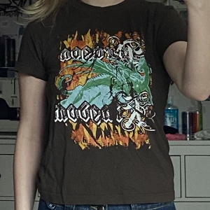 asfet tshirt  - jättecoolt tryck, köpt på sellpy för ett tag sedan men knappt använd, skulle säga storlek S-M, finns två små hål som är inringade i andra bilden som knappt syns i verkligheten, jättecool tröja