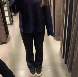 Kostymbyxor -   Säljer dessa kostymbyxor från bikbok, säljer pågrund av att jag inte har någon användning till de. I str 40 men passar 38 Nyskick, köpta för 599kr Skriv privat för fler bilder eller frågor 💕  LÅNAD BILD FRÅN Livmartensson