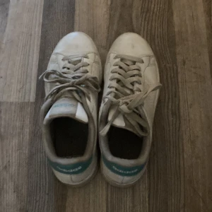 Adidasskor - Adidas skor 38 och 2/3 köpt på Intersport från adidas inte i nytt skick