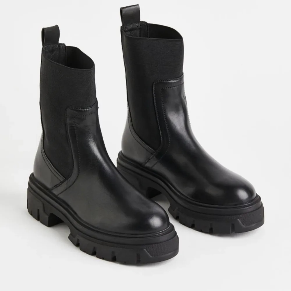 Säljer dessa boots som är använda endast vid ett tillfälle. Nypris 999kr Skriv om ni vill ha fler bilder🤍. Skor.