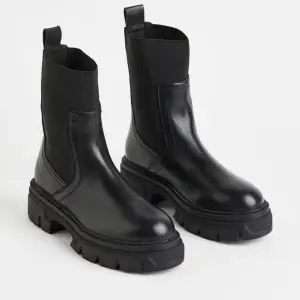 Säljer dessa boots som är använda endast vid ett tillfälle. Nypris 999kr Skriv om ni vill ha fler bilder🤍