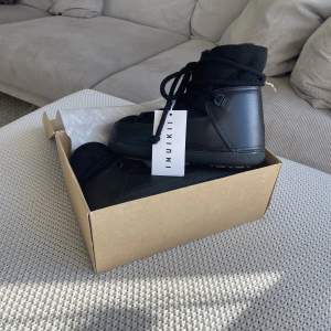 Helt nya och oanvända inuikii skor i svart färg! Storlek 39, dock är det små i storleken därför jag säljer då de tyvärr inte passar, vilket är väldigt synd för de är såå fina🥲orginal pris 3099kr
