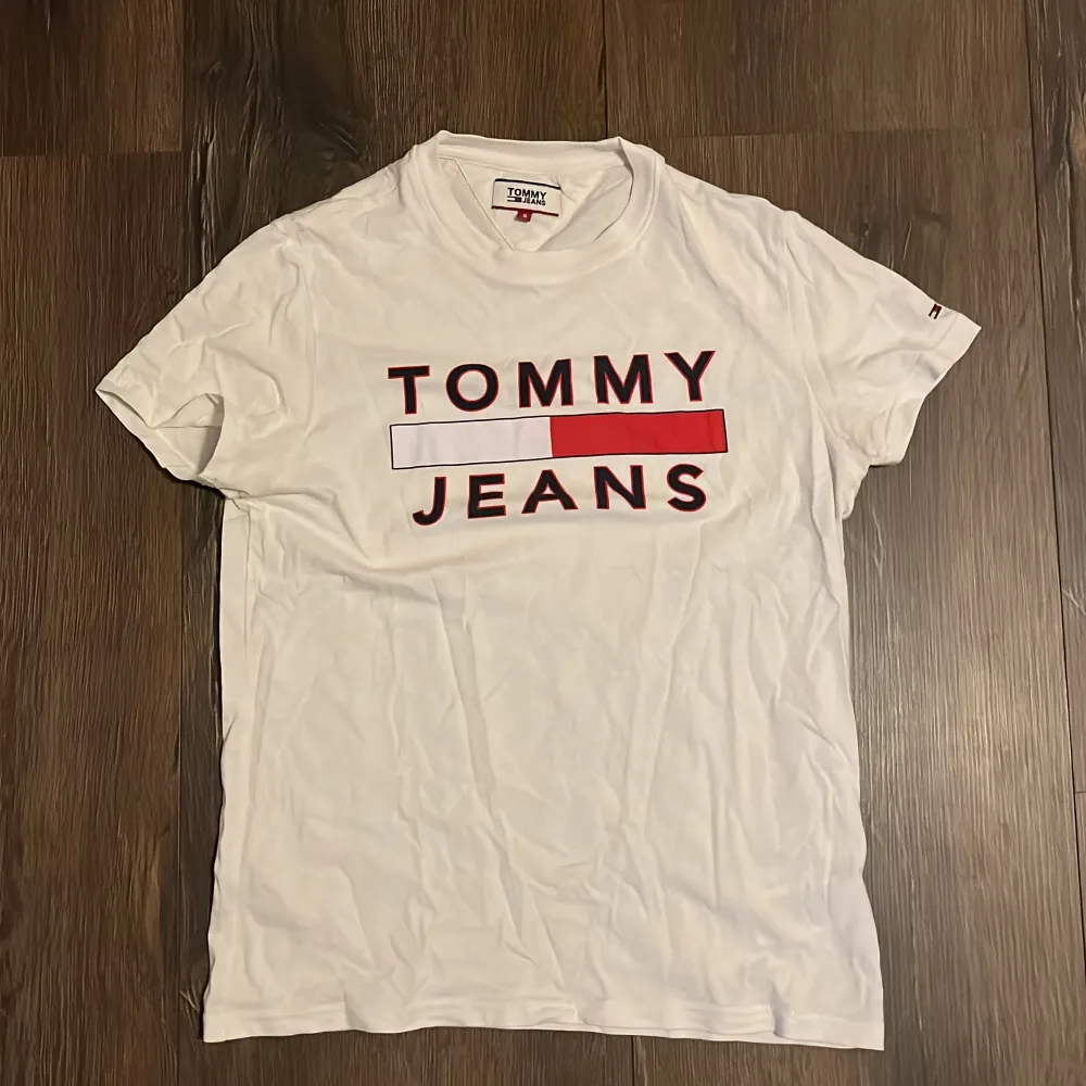Tommy hilfiger tshirt, stor i stl  Passar s/m Bra skick 8/10. T-shirts.