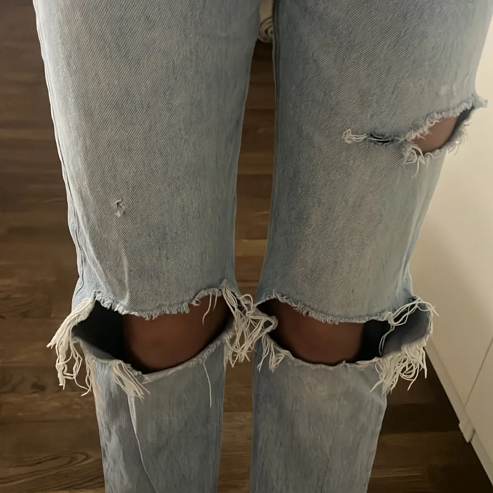 Super snygga håliga jeans som jag var inte fått användning av då det är kallt ute och måste rensa min garderob. Använd fåtal gånger och är i super bra skick. Det är en gammal modell så dom finns inte att få tag på längre. Jeans & Byxor.