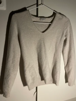 Beige-grå tröja - Snygg basic tröja som går med nästan allt. För liten för mig. 