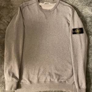 Stone Island  - Stone island crewneck. Kostar 3000kr nypris. I princip oanvänd den är i jättebra skick. Storlek XL. Pris går självklart att diskutera. Hör av dig om du vill köpa eller har andra frågor!
