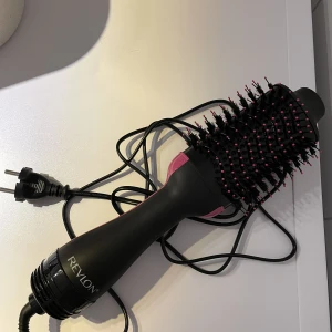 Revlon varmluftsborste - Endast testad 1 gång så i princip helt ny & fungerar felfritt! Nypris 449kr🤗Köparen står för frakt 