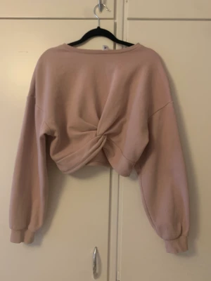 Tröja - En tröja med detaljer knappt använd🥰