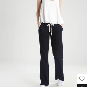 Linnebyxor  - Säljer mina Roxy linnebyxor som jag köpt av en annan person här på plick, säljer dom för att dom var för små och för korta, annars var dom super fina och sköna att ha på sig rekommenderar verkligen! Köparen betalar för frakten 💕