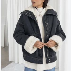 Other stories jacka fluff denim jeans - Så fin varm vinterjacka från & Other stories. Mörkgrå denim jeans med fluff på insidan. Storlek 34 men oversized. Skitsnygg men får inte användning av den längre. Köpt för runt 1800 kr. I bra skick.