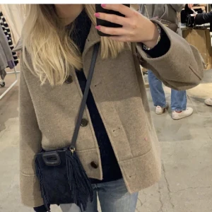 Kappa - Jätte fin populär kappa från Kappahl! Säljer då den inte kommer till användning längre, mycket fint skick (lånad bild)