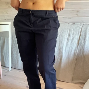 lowwaist kostymbyxor - supersnygga lowwaist chinos från Esprit som tyvärr är lite stora för mig. skulle säga att de passar bäst någon som är 160-165cm. Storlek 38, frakt tillkommer🤍