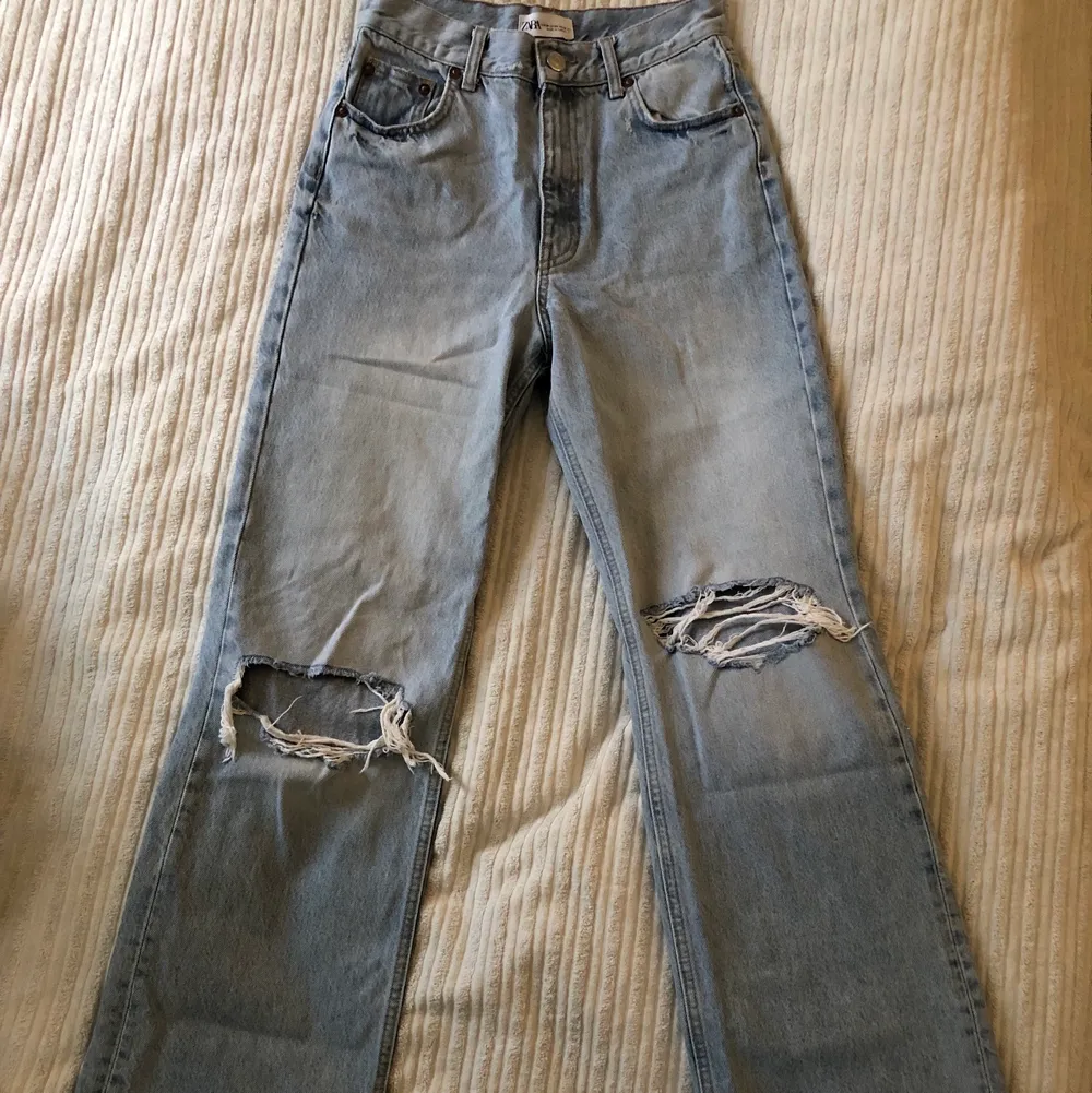 Helt nya, använda 1 gång vida jeans med knä slitningar från Zara. Långa i benen.  Strlk 38. Jeans & Byxor.