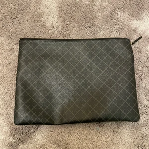 Marlene birger datorfodral  - Så snyggt datafodral från Marlene Birger. Storleken passar normalstora laptops. Kan även användas som clouth. Höjd 26cm bredd 36 cm! Knappt använt. Köpte det för 1300kr i deras butik i Göteborg.  Pris EJ diskuterbart