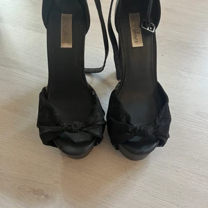 Svarta klackar - Svarta klackar från nlyshoes, använda Max 5 gånger men är lite för stora för mig så väljer nu att sälja dom vidare✨