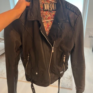 Skinnjacka  - Jofama by kenza skinnjacka, den är några år gammal men den är inte använd så mycket och är i jättefint skick. 