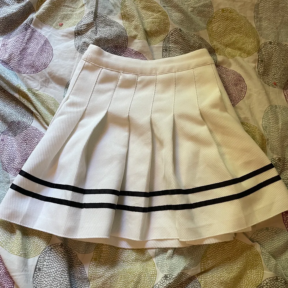 En kjol jag använt en gång fram tills den blev för liten. Mycket bra skick. Skicka DM om du är intresserad att köpa<3.. Kjolar.