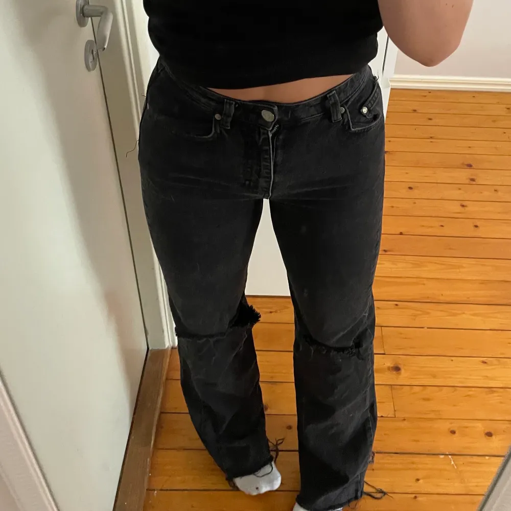 Svarta fina jeans från Zalando storlek 34, dom har slitningar längs nere vid fötterna❤️‍🔥❤️‍🔥. Jeans & Byxor.
