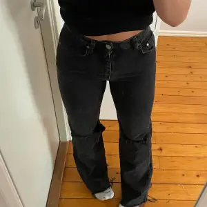 Svarta fina jeans från Zalando storlek 34, dom har slitningar längs nere vid fötterna❤️‍🔥❤️‍🔥