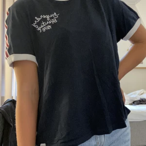 Superdry T-shirt  - Supersjuk T-shirt från superdry, vet inte storlek men skulle säga att den passar xs-m. Köpt för ca 450kr för 3 år sedan, sparsamt använd.