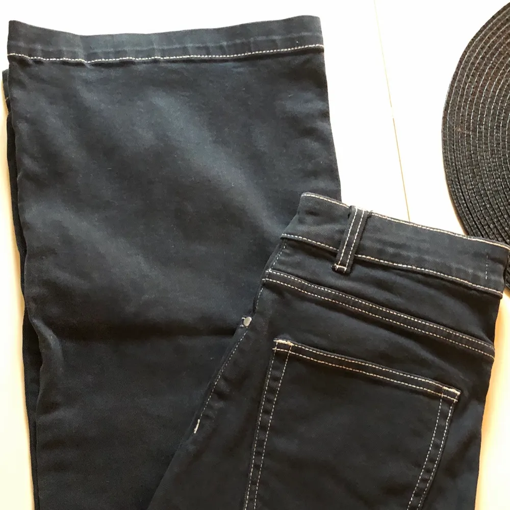 Wide leg Jeans från Carlings som från början var beige, men sedan färgade svarta. strl S. Jeans & Byxor.