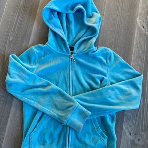 Juicy couture kofta - Skit fin kofta men har inget att andvända den till. De är ett snyggt tryck på ryggen.😻