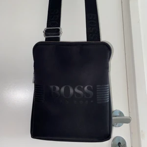 Hugo Boss axelväska - Säljer denna Hugo Boss axelväskan pga jag inte använder längre, i bra skick 7/8-10. Använt ett par gånger.