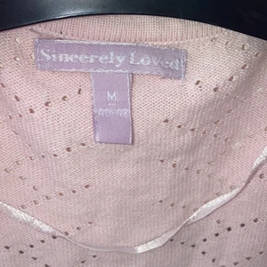 Rosa kofta - Använd några få gånger, inga anmärkningar! Storlek M 40/42 funkar till barn och dam! Den lite skrynklig då den vart nerpackad sen flytten 