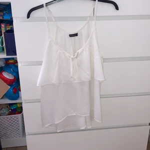 Festkläder  - Ett fint vitt linne med kjol till.(det hör alltså ihop!) aldrig använd bara testad. Nypris 200kr storlek 40/M dam