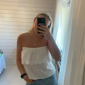 Blus  - Vit fin blus som man kan ha på olika sätt (se bilder)