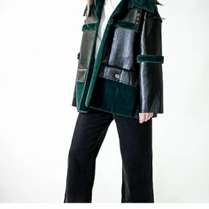 Story of lola jacka - Skogsgrön jacka från story of lola. Går även att bära ut och in.  Oversize, den är i storlek xs/s men jag som brukar bära medium kan ha den och tycker den ändå är lite stor o mysig